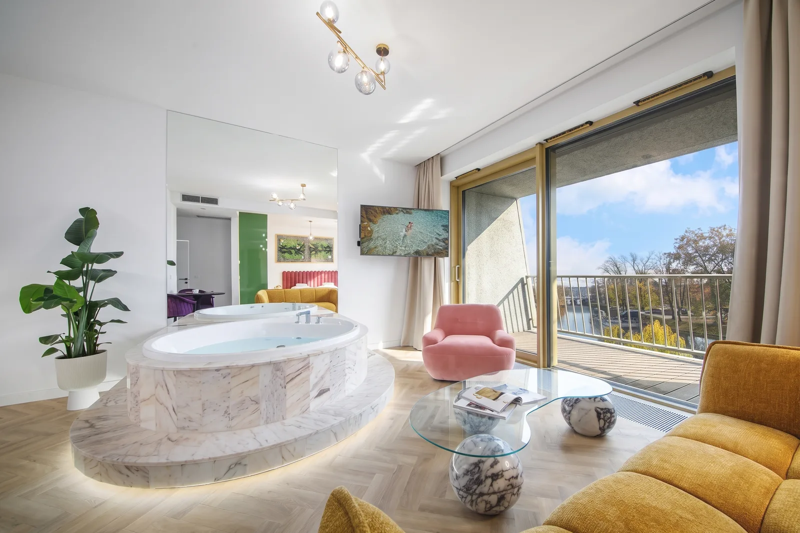 Salón con jacuzzi y vistas en un apartamento Deluxe de Boulevard