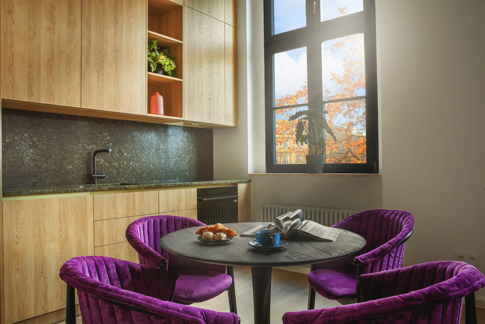 Zona de cocina completa con comedor en un apartamento Boulevard