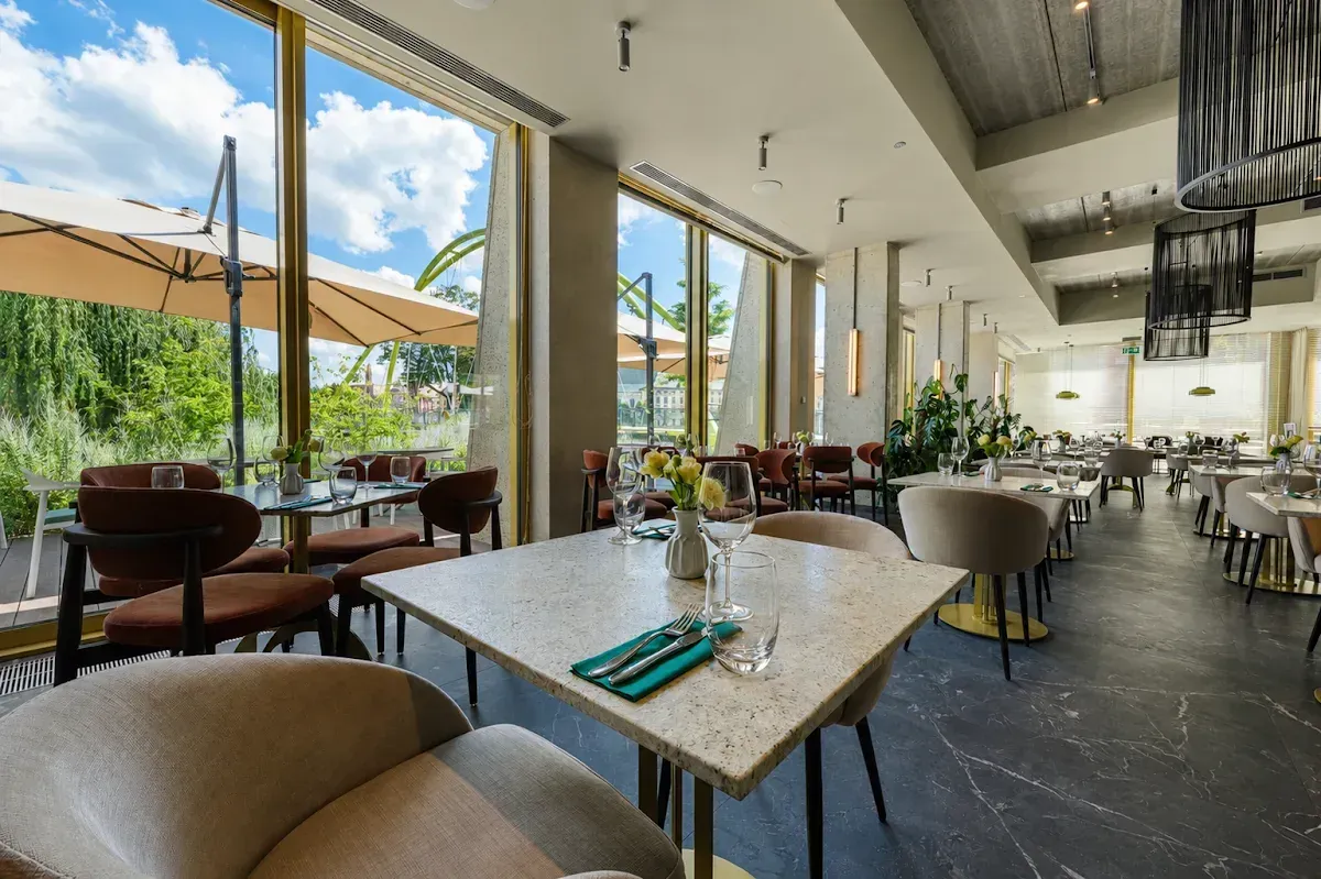 Hauptsaal mit Terrasse