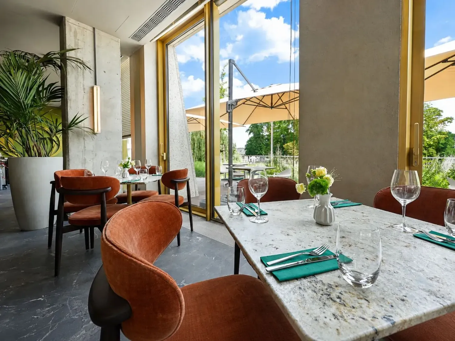 Saal mit Blick auf die Terrasse