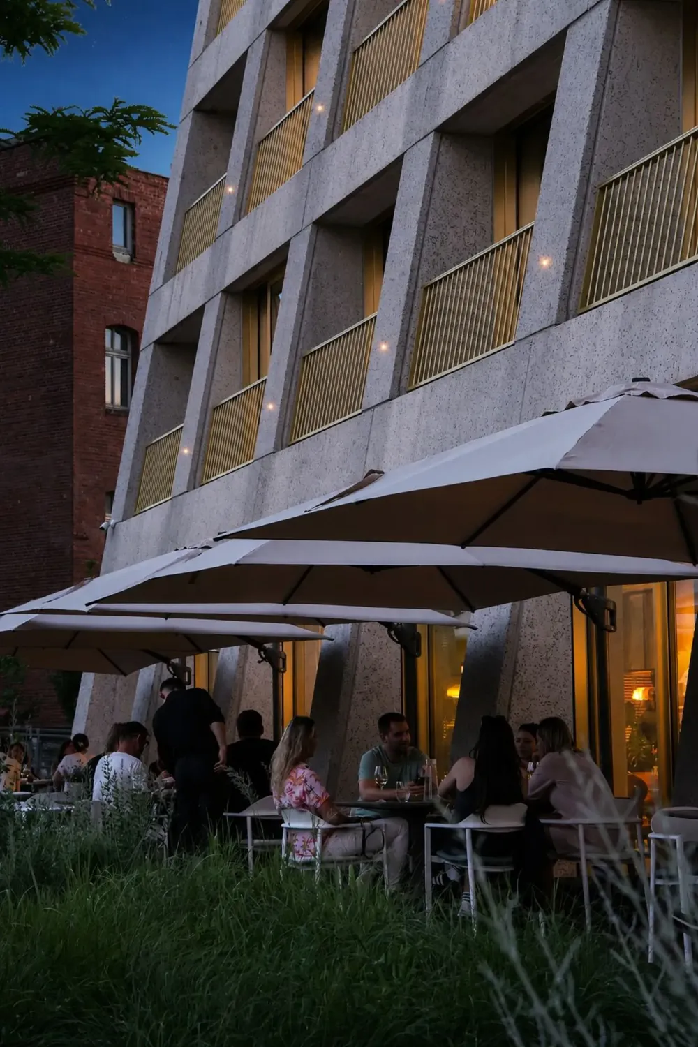 Terrasse an der Oder am Abend