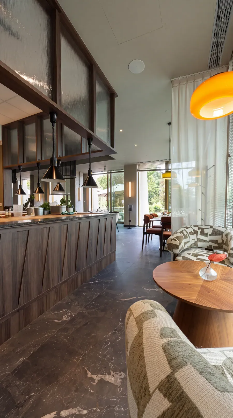 Lounge an der Glaswand