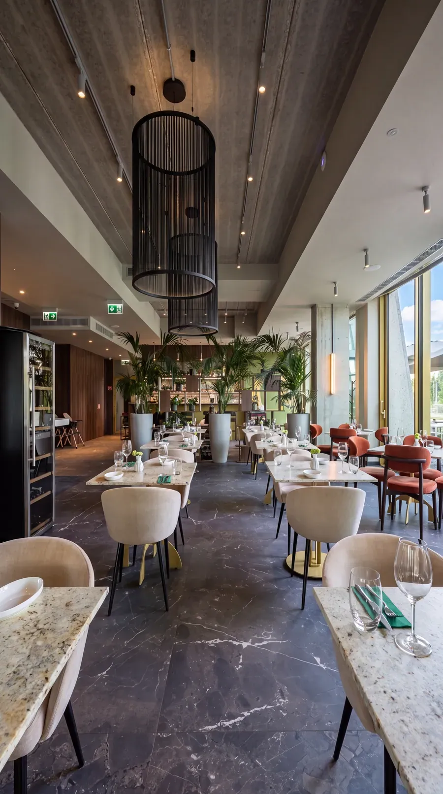 Saal des Restaurants PONTI mit Lampen und Grünpflanzen