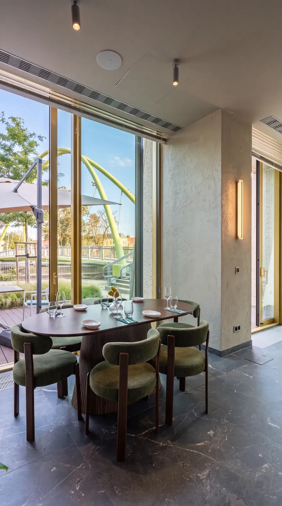 Runder Tisch am Terrassenfenster