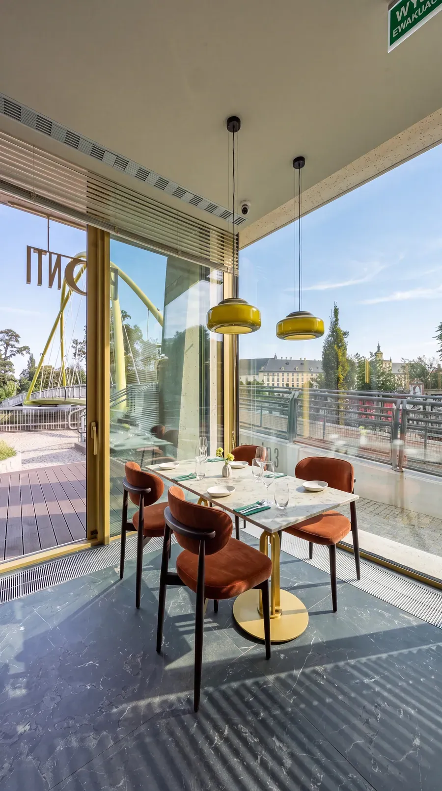 Verglaster Saal mit Blick auf die Terrasse