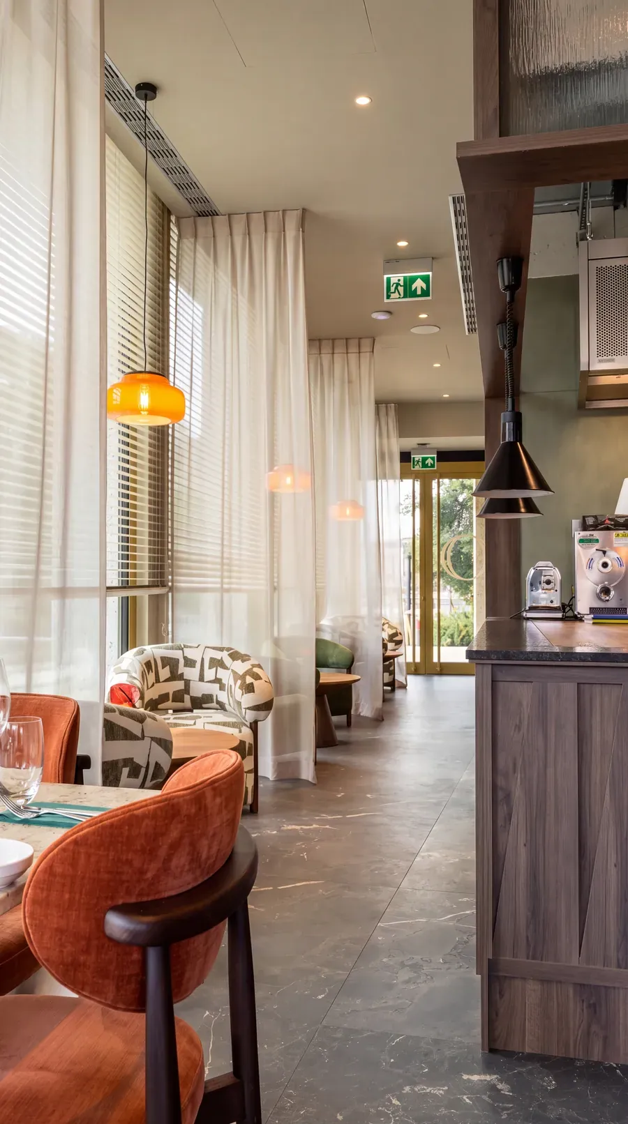 Hauptsaal und Bar