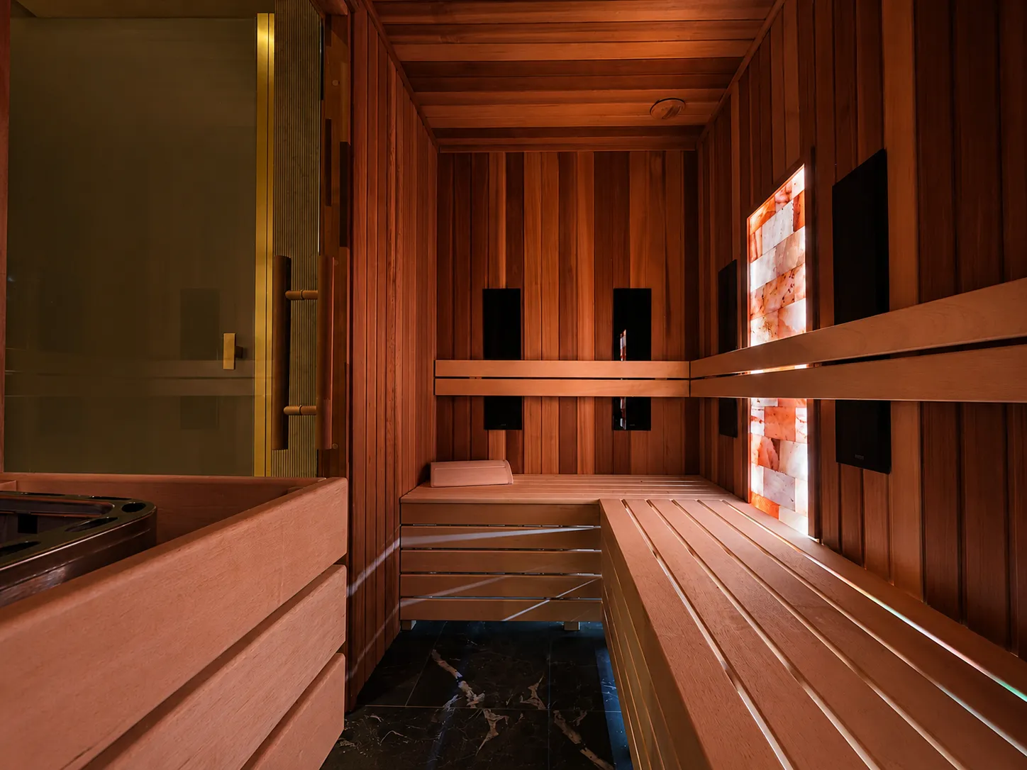 Finnische Sauna mit beleuchteter Salzwand