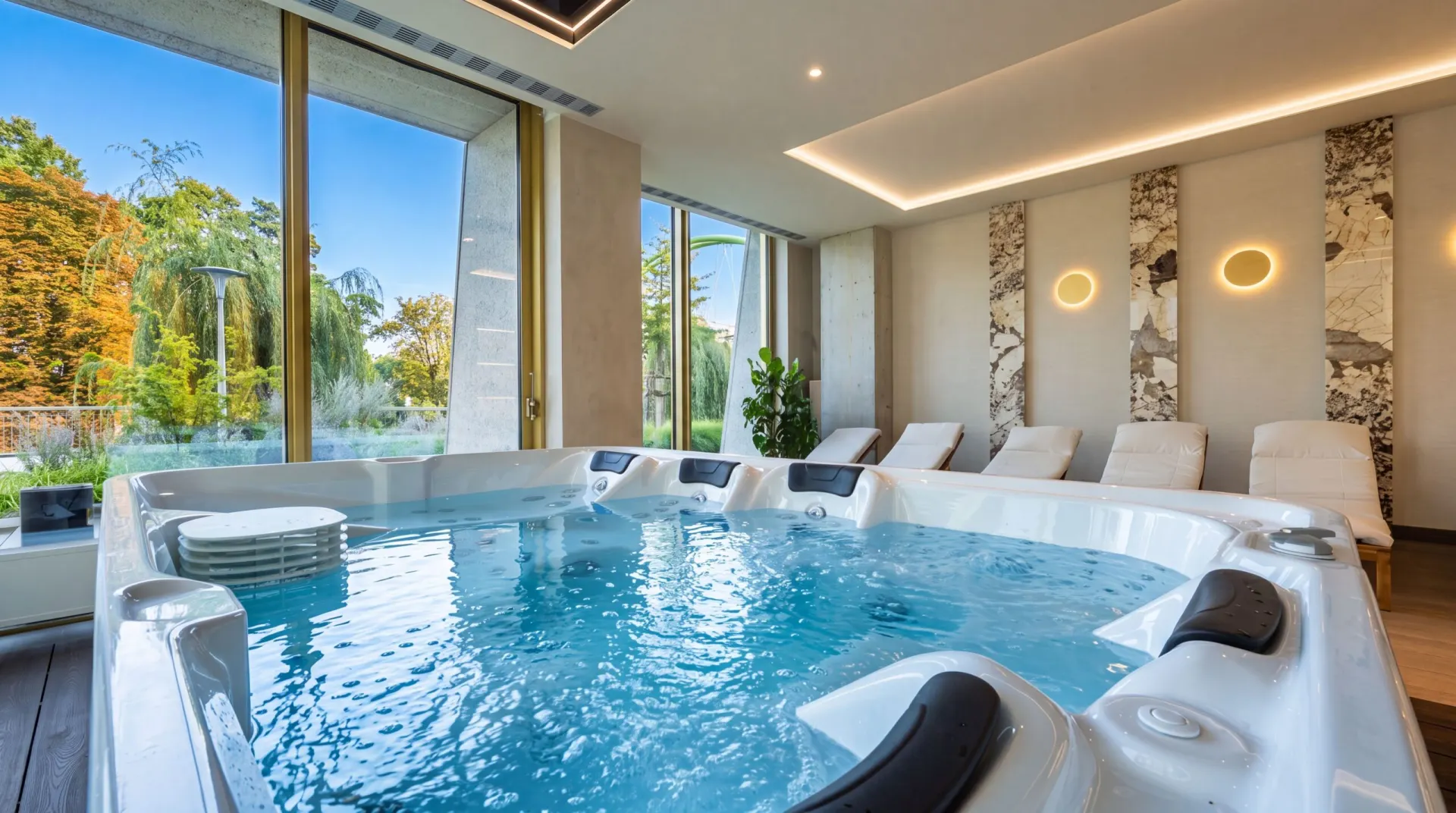 Jacuzzi y tumbonas en la zona Wellness de PONTI SPA