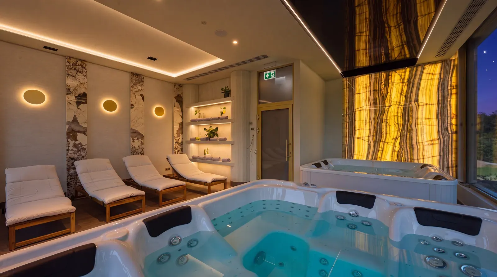Onyxwand am Jacuzzi im PONTI SPA