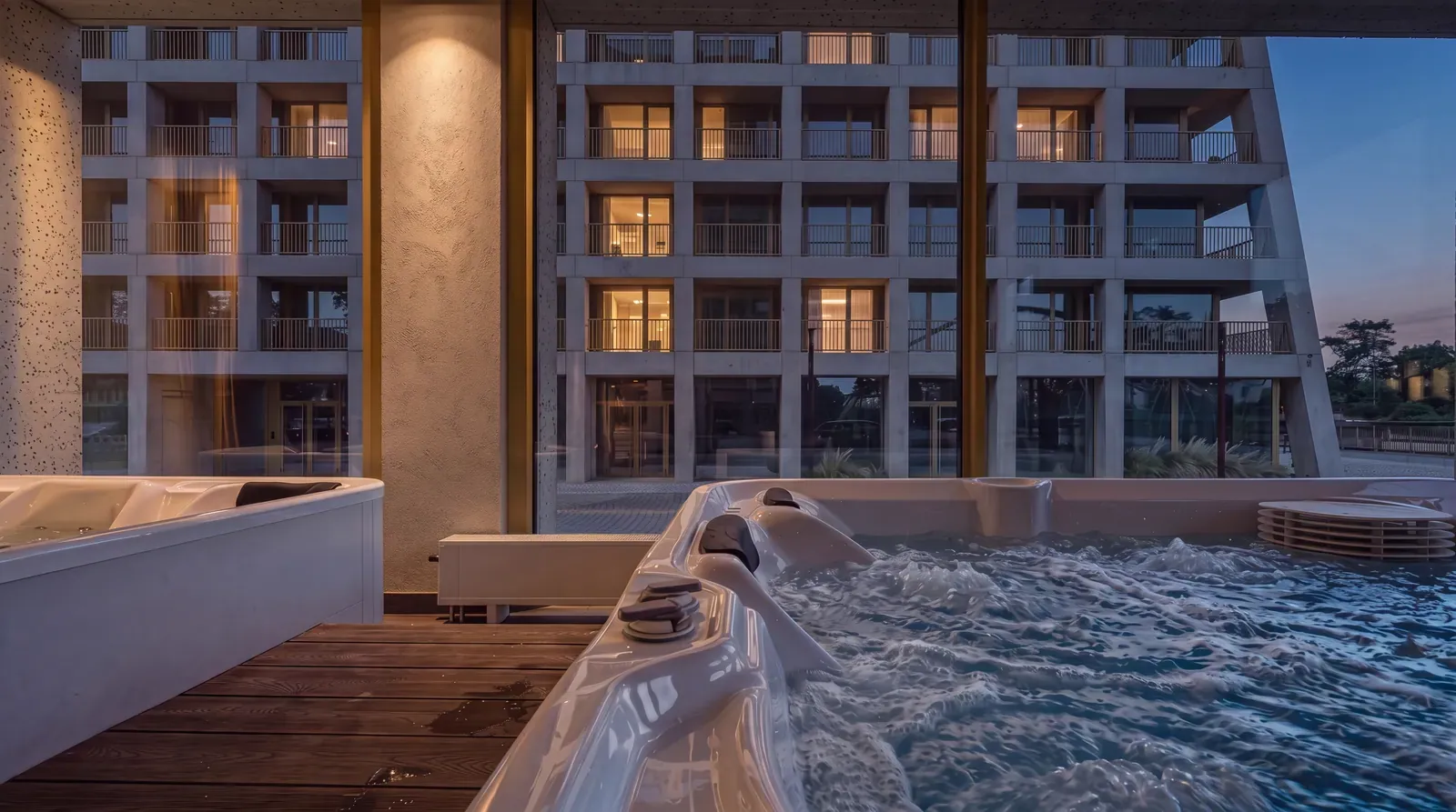 Jacuzzi bei Nacht im PONTI SPA